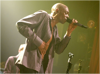 Maxi Jazz of Faithless performs in Paris in 2007. Photo by Dani Voirin.